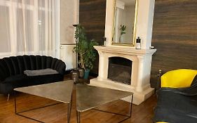 A La Villa Perroy Les Chambres Sont Spacieuses Et Les Petit-Dejeuners Offerts